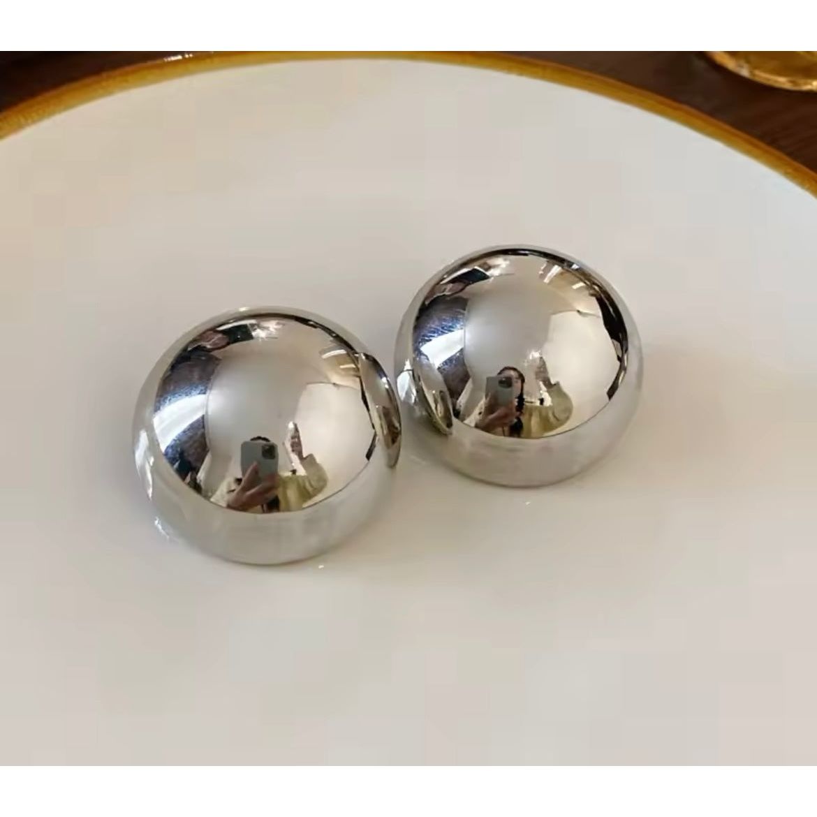 Round Studs